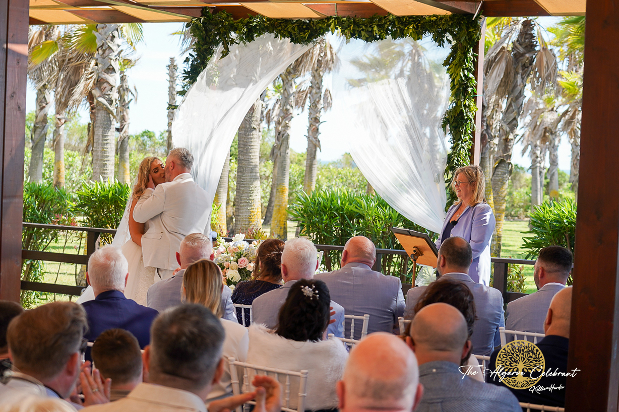 The Algarve Celebrant conducting a algarve wedding at the Vidamar